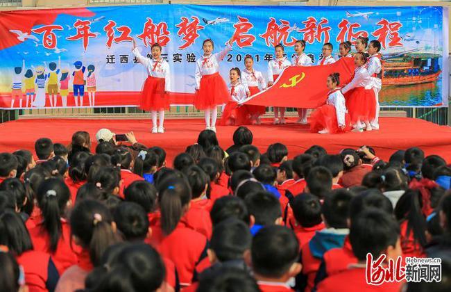 “小蓝帽”进校园与300多名师生学习绿色低碳理论