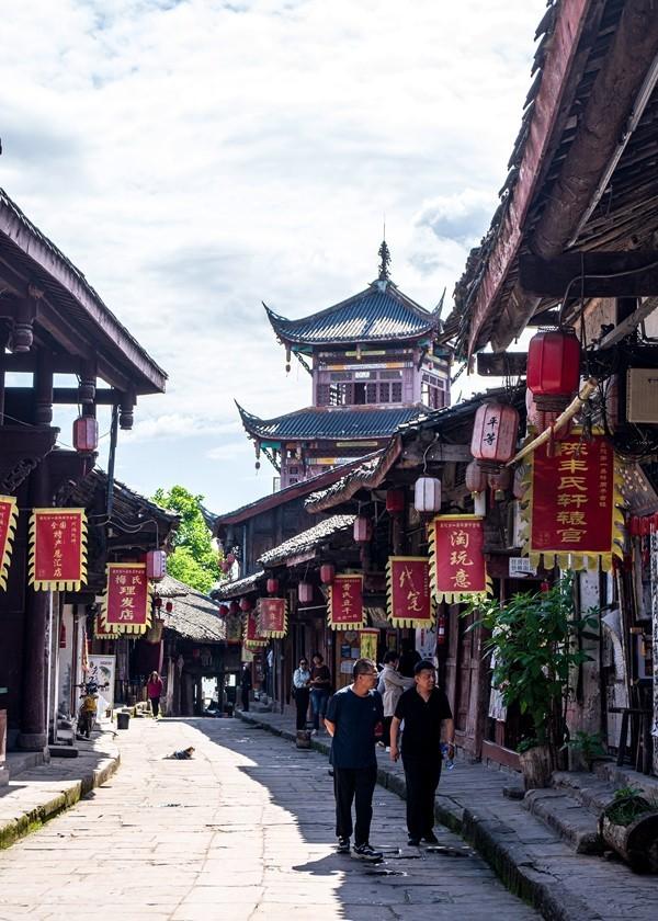 县委书记任职后政府债务暴增195倍 出镜忏悔时落泪:忘了父亲的重托